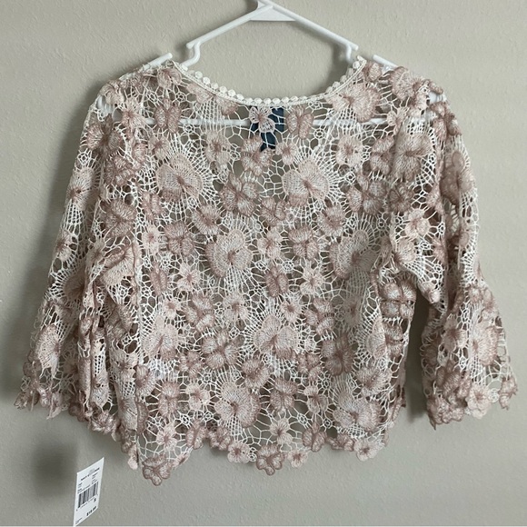 Women’s Cropped Button Down Floral Crochet Top - Picture 3 of 4
